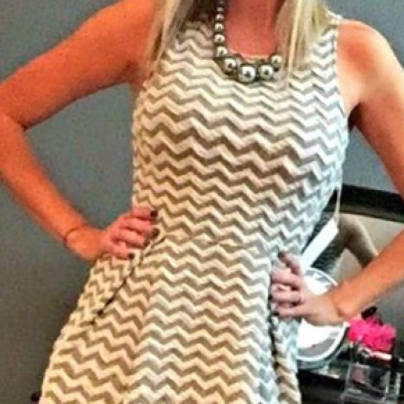 Dresses & Skirts - Hawthorn Size L Chevron dress